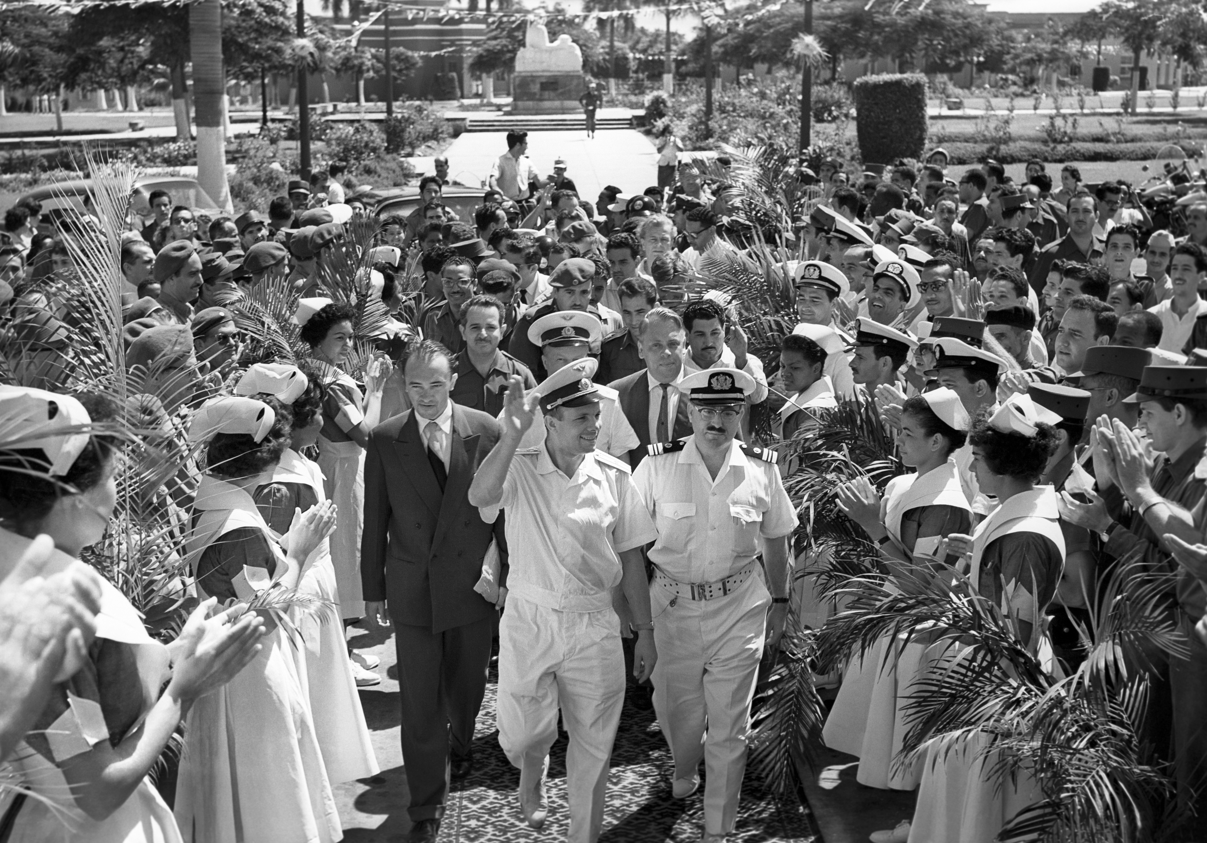 Юрия Гагарина тепло приветствуют кубинцы Гаваны. Авт. В. Соболев