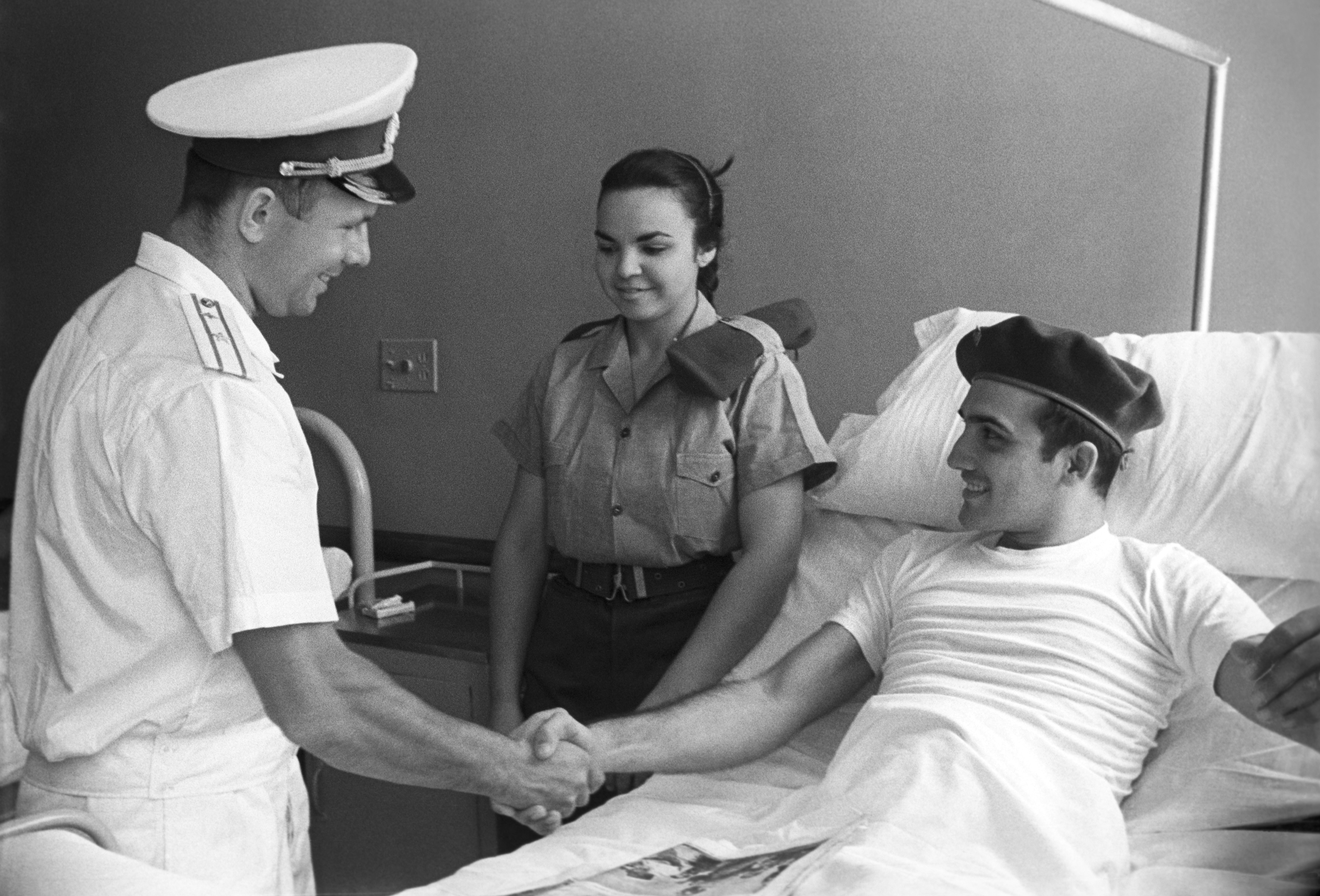 Юрий Гагарин беседует с бойцом, раненным на Плайя Хирон. Авт. В. Соболев