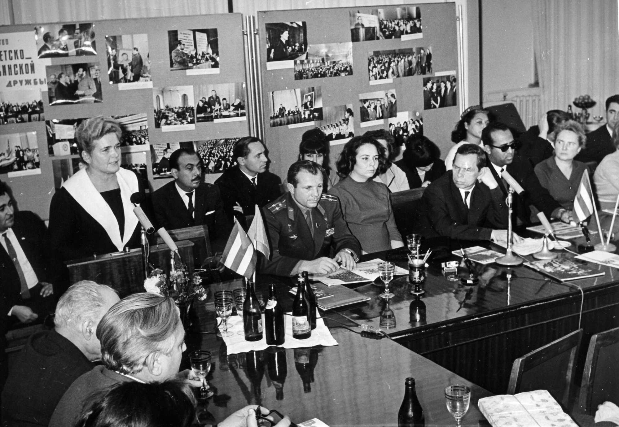 Вильма Эспин (в центре) на заседании правления ВОСКД  с Юрием Гагариным.