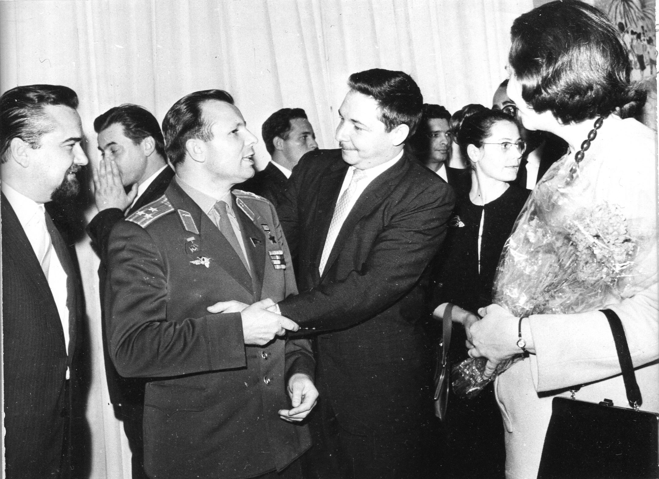 Юрий Гагарин с Раулем Кастро и Вильмой Эспин в Доме дружбы в Москве