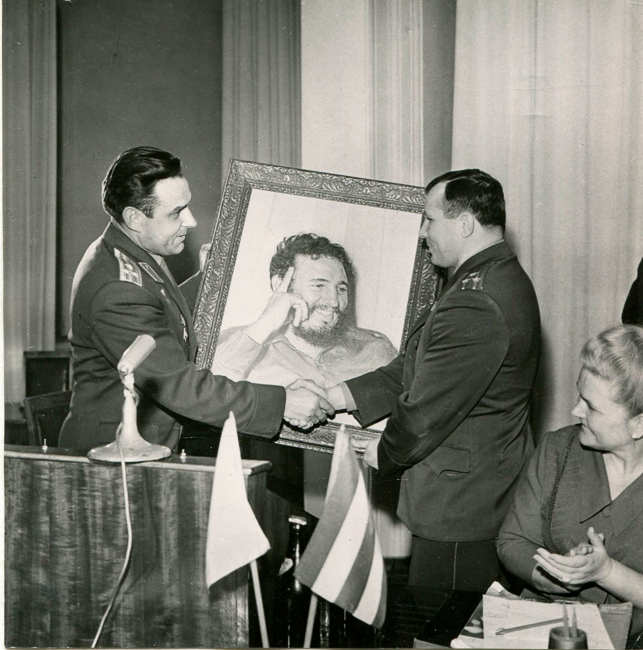 Передача Ю.Гагарину подарка кубинских друзей